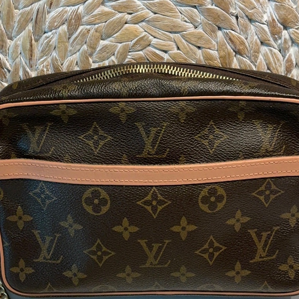 LOUIS VUITTON Mono Compiegne 23 Crossbody With Chain Strap - Picture 3 of 8
